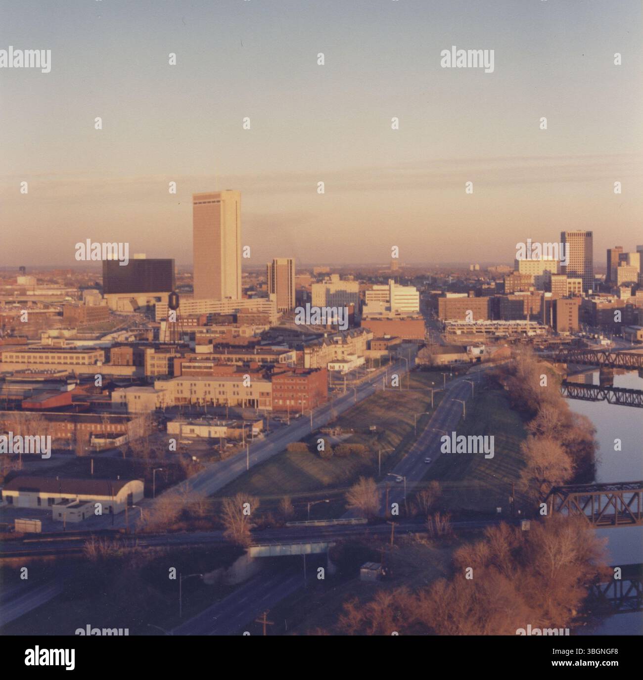 Diese 1981 aus der Vogelperspektive auf die Innenstadt von Columbus zeigen das Ohio Penitentiary, den Arena District vor der Sanierung und den Bau des Veterans Memorial. Stockfoto