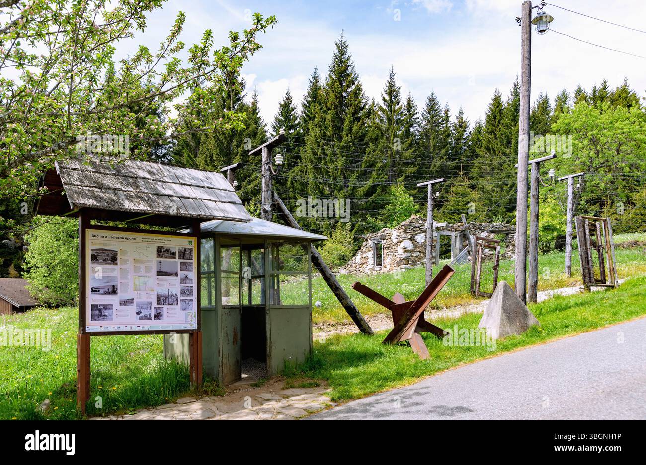 Gedenkstätte für Eisernen Vorhang im Moldau-Tal bei Bucina im Nationalpark Sumava in der Tschechischen Republik Stockfoto