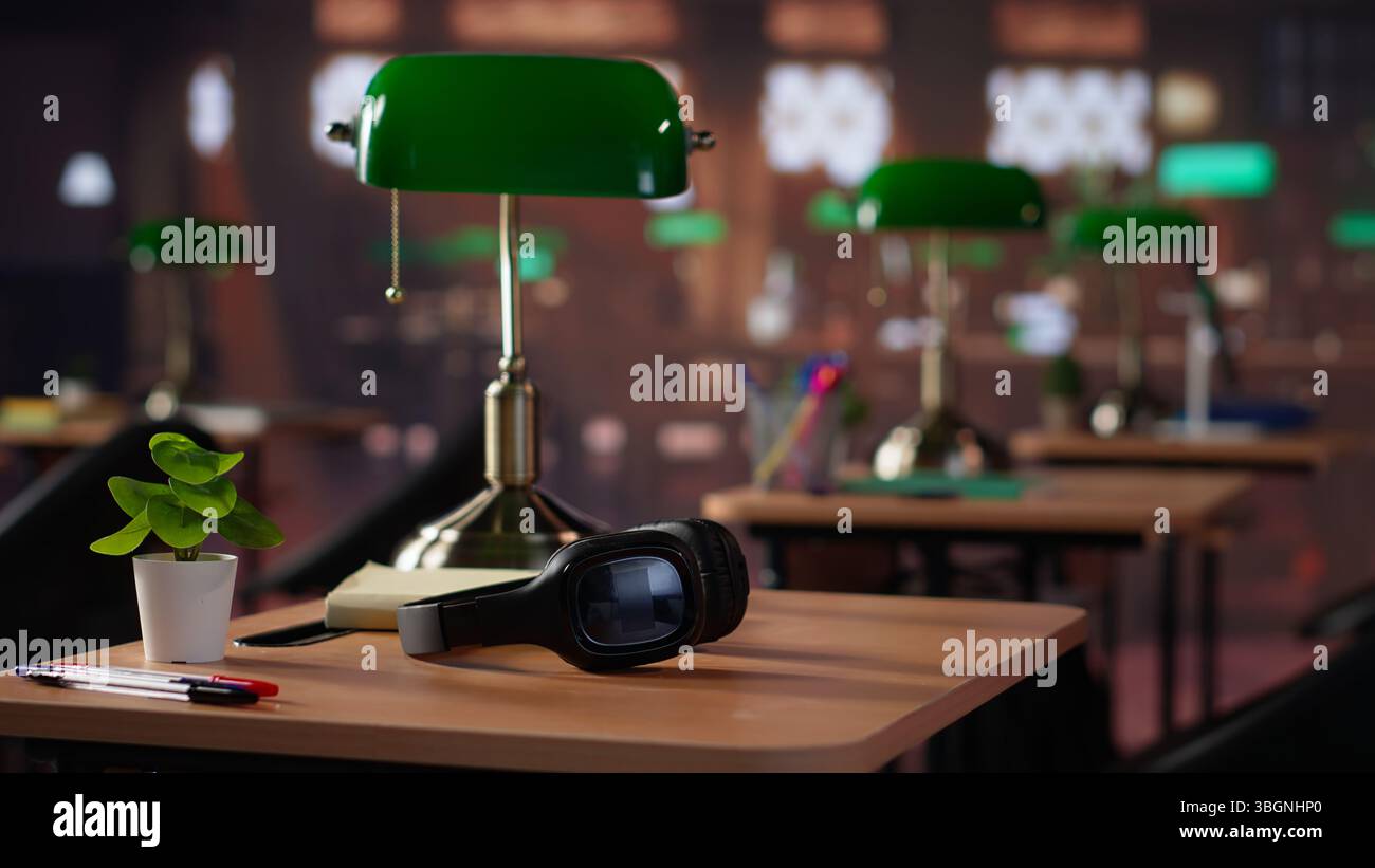 Leere Campus-Bibliothek als ausgewiesener Raum für Schüler, um an Schulaufgaben zu arbeiten oder Prüfungsvorbereitungen zu treffen, primäre Ausgangsmaterialien. Akademische Sammlung von Büchern. Kamera A.. Stockfoto