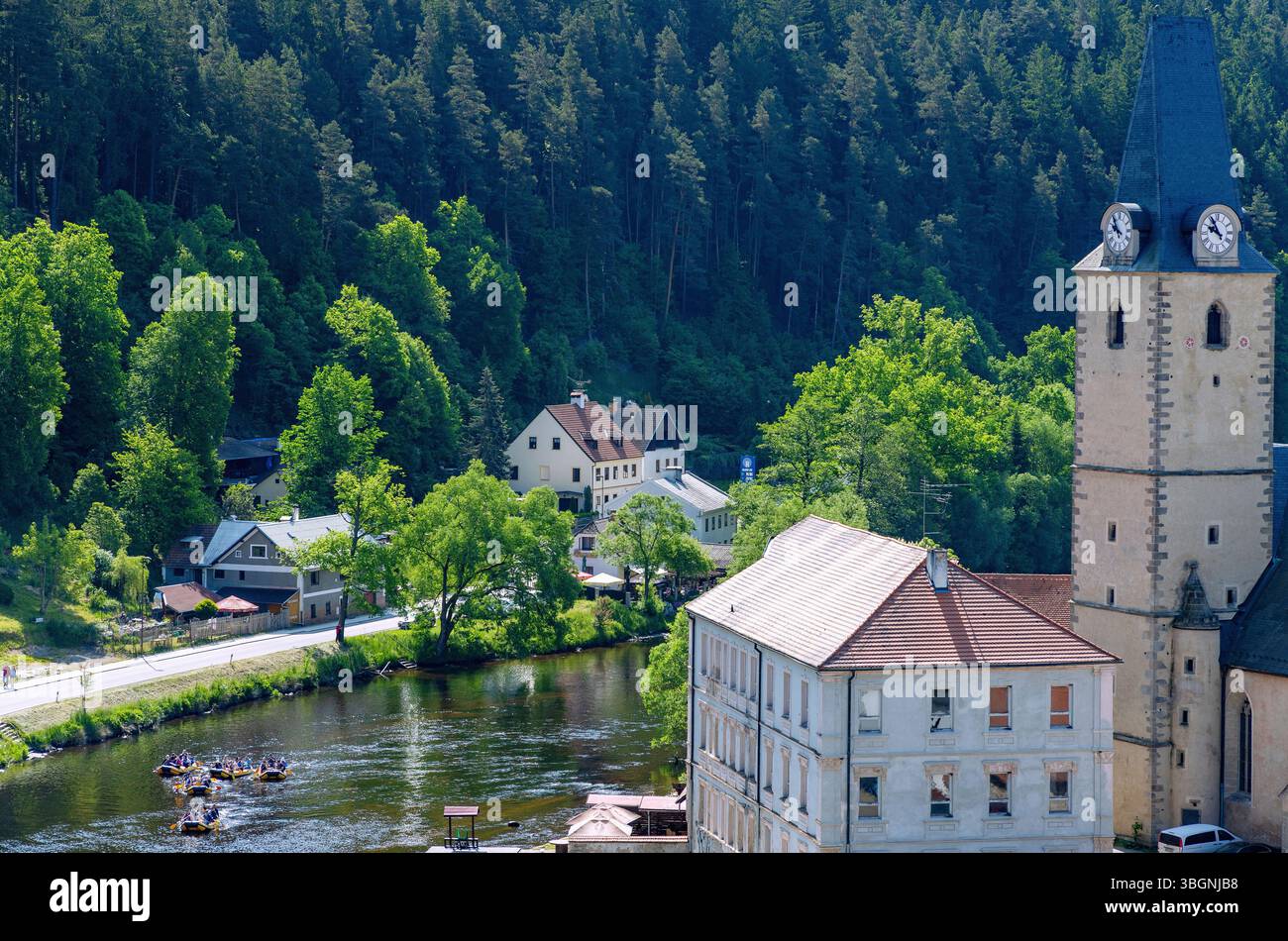 Rozmberk nad Vltavou mit Nikolaikirche und Schlauchbooten auf der Moldau in Sumava im Moldau-Tal in Tschechien Stockfoto