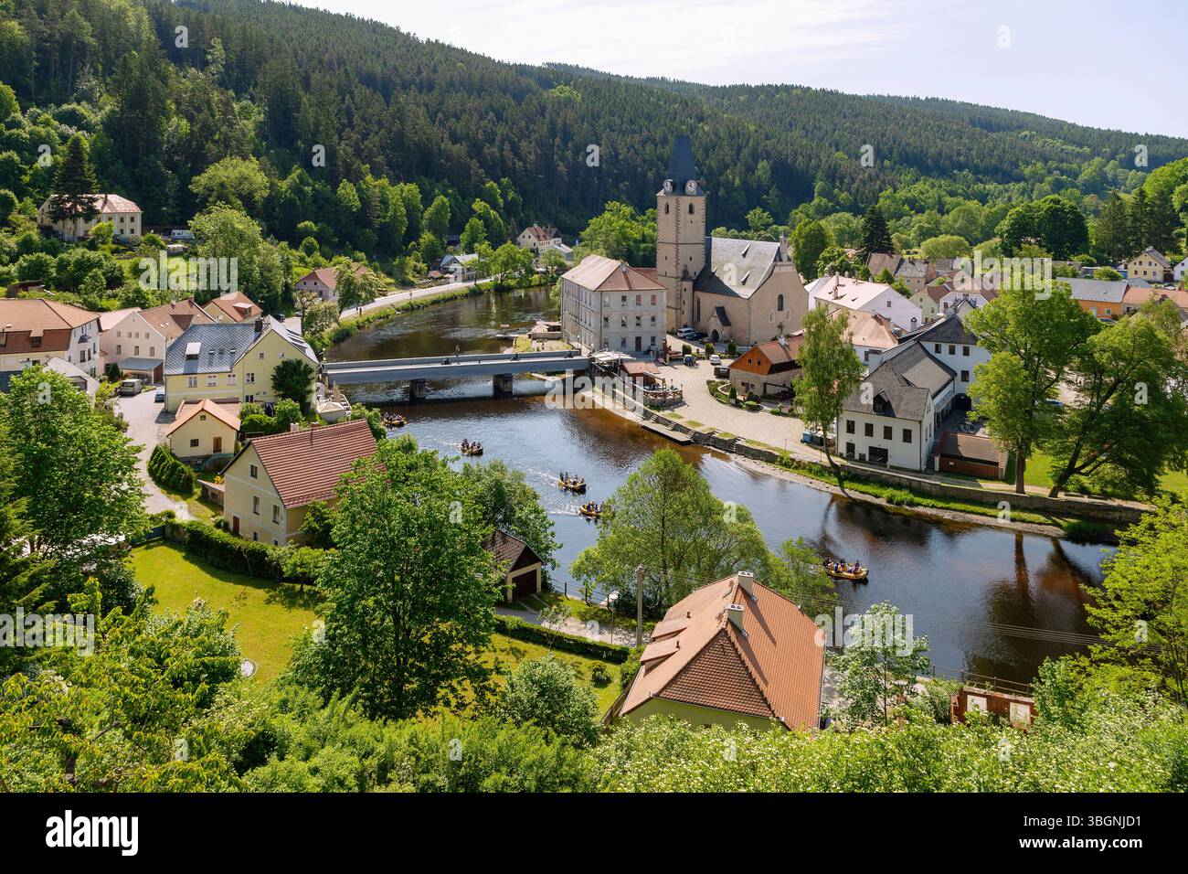 Rozmberk nad Vltavou mit Nikolaikirche und Schlauchbooten auf der Moldau in Sumava im Moldau-Tal in Tschechien Stockfoto