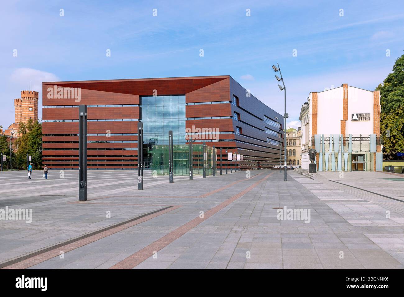 Freiheitsplatz (Plac Wolnosci, Plac Wolnosci), nationales Musikforum (Narodowe Forum Muzyki) und Theatermuseum (Muzeum Teatru) in den Türmen des Regionalgerichts (Sad OKR?gowy), in Breslau in der Woiwodschaft Dolnoslaskie in Polen Stockfoto