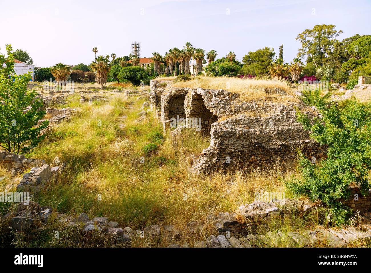 Auf den Ruinen der Agora in der Stadt Kos auf der Insel Kos in Griechenland ist ein altes Gebäude erhalten Stockfoto