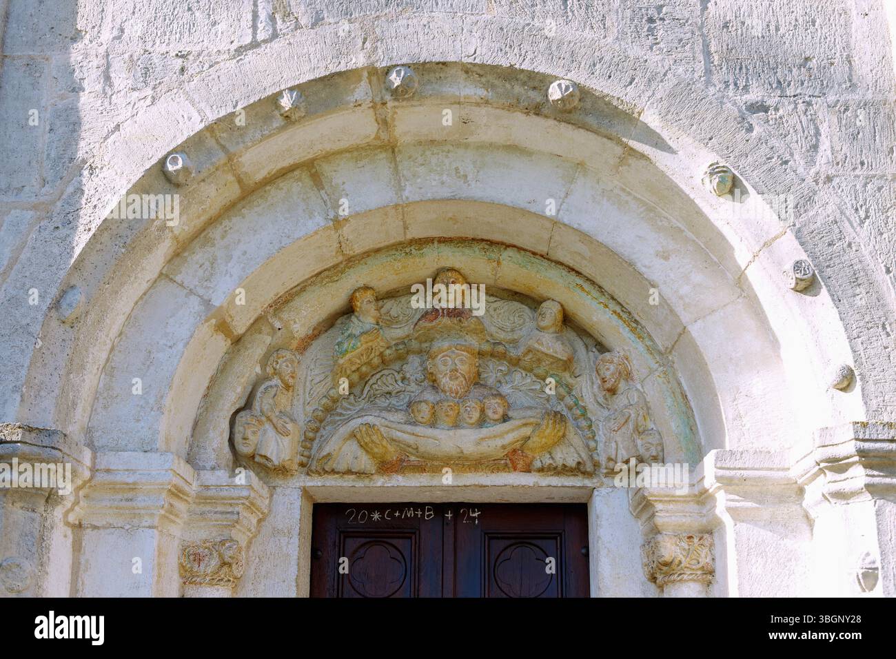 Romanische Kirche St. Ulrich in Ainau bei Geisenfeld in Oberbayern, Portaltympanon mit Darstellung der armen Seelen im Busen Abrahams Stockfoto