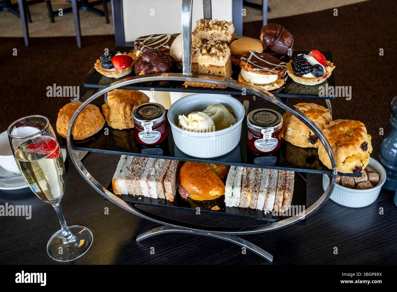 Ein typischer englischer Nachmittagstee, serviert in Einem lokalen Hotel in Sussex, Großbritannien. Stockfoto