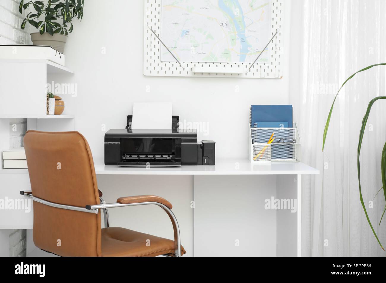 Moderner Drucker am Arbeitsplatz im eleganten Büro Stockfoto