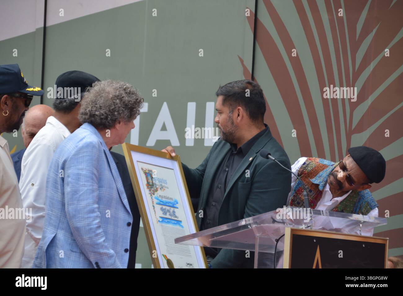 KRIEGS-Bandleader Lonnie Jordan sieht sich die Proklamation der Stadt Los Angeles an, die die Band während der Hollywood Walk of Fame Zeremonie am 5. Juni 2025 ehrt. Quelle: Sharon Graphics/Alamy Live News Stockfoto