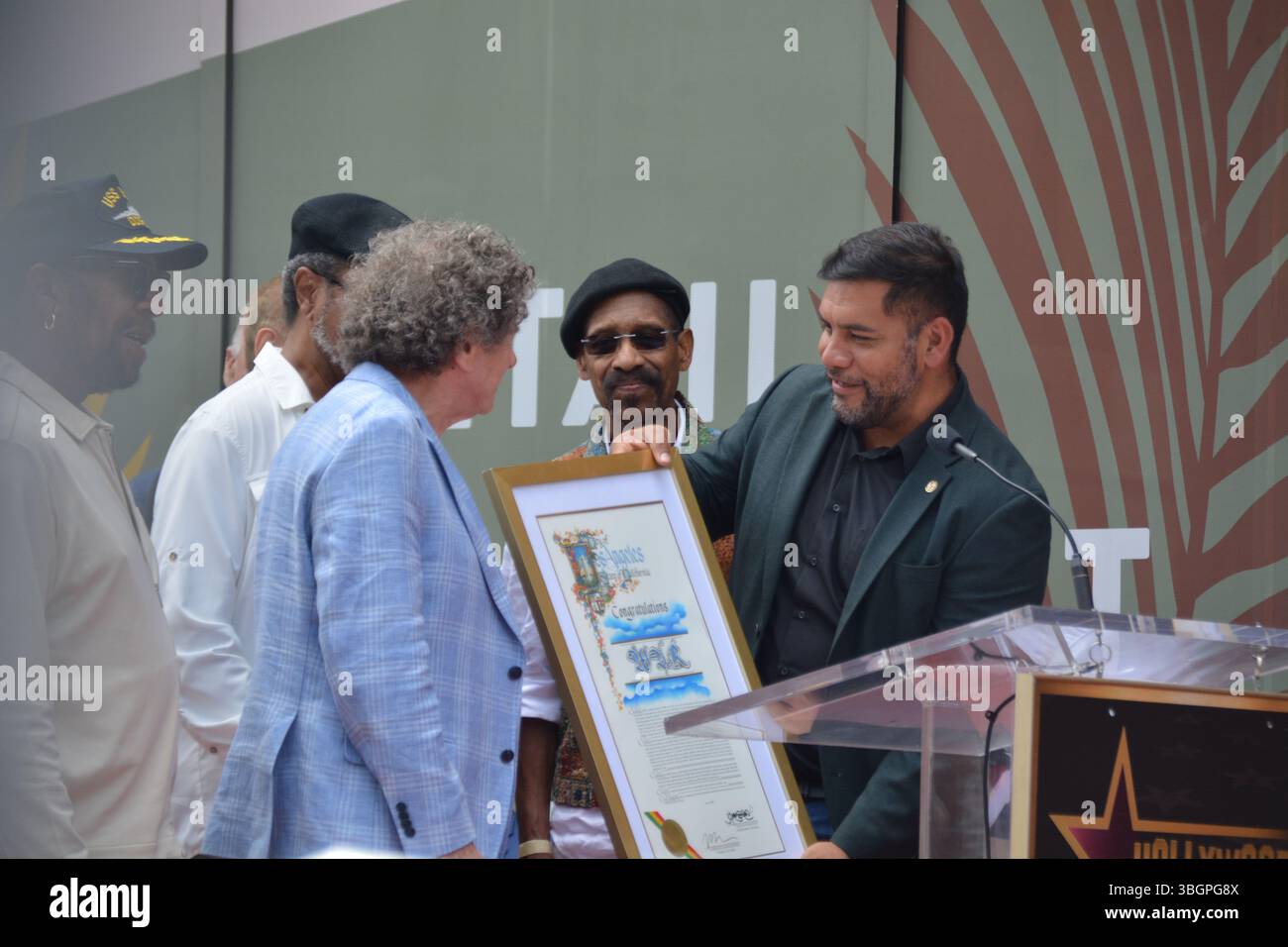 Hugo Soto-Martinez, Mitglied des Stadtrats von Los Angeles, präsentiert offiziell eine Ausrufung zu Ehren DES KRIEGES bei ihrer Hollywood Walk of Fame-Star-Zeremonie am 5. Juni 2025. Quelle: Sharon Graphics/Alamy Live News Stockfoto