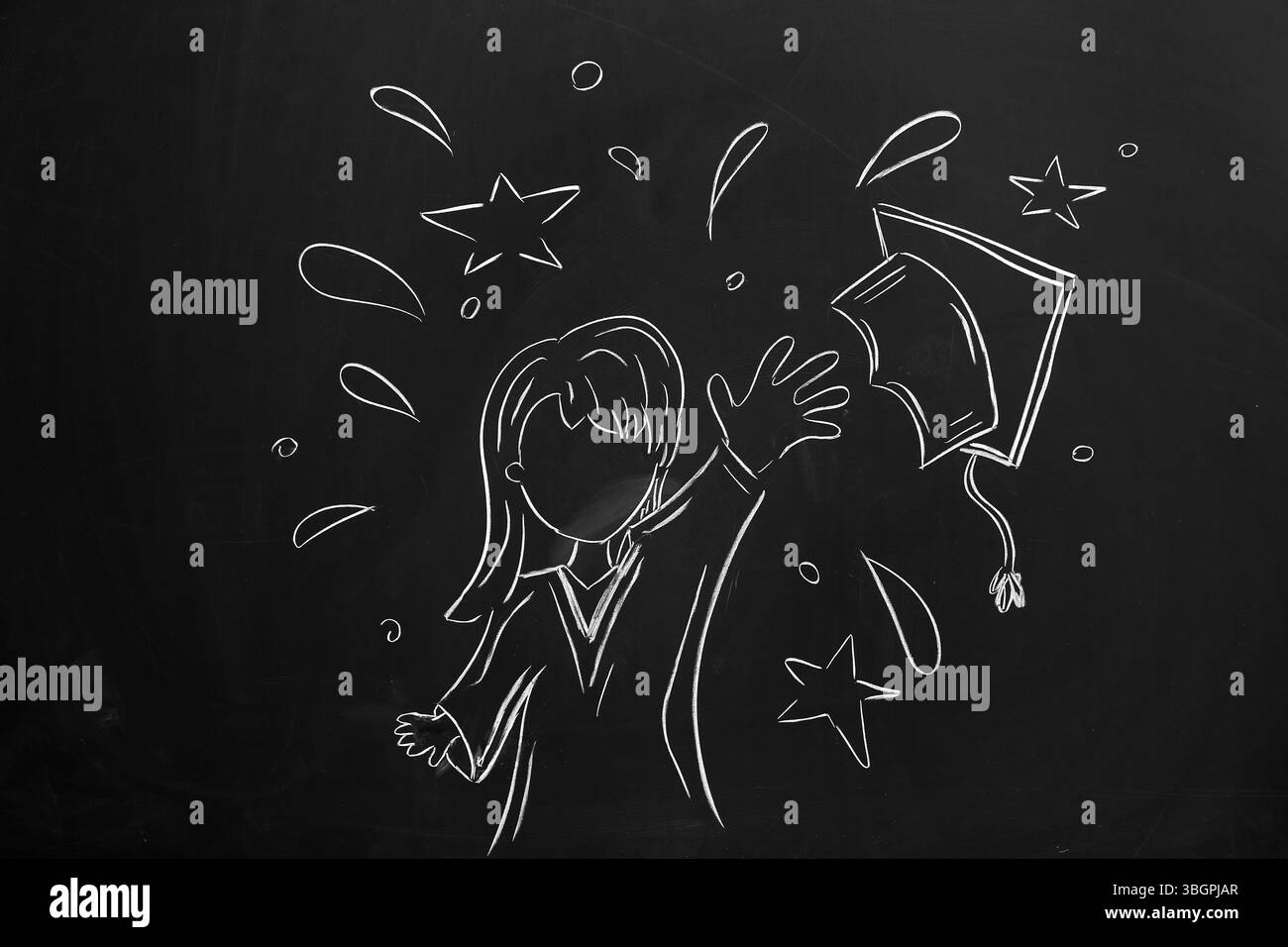 Gezeichneter weiblicher Absolvent mit Mörteltafel an der Tafel Stockfoto