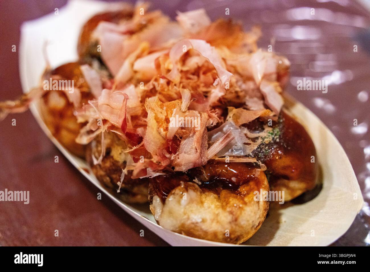 Takoyaki, ein traditioneller japanischer Snack in Kugelform Stockfoto