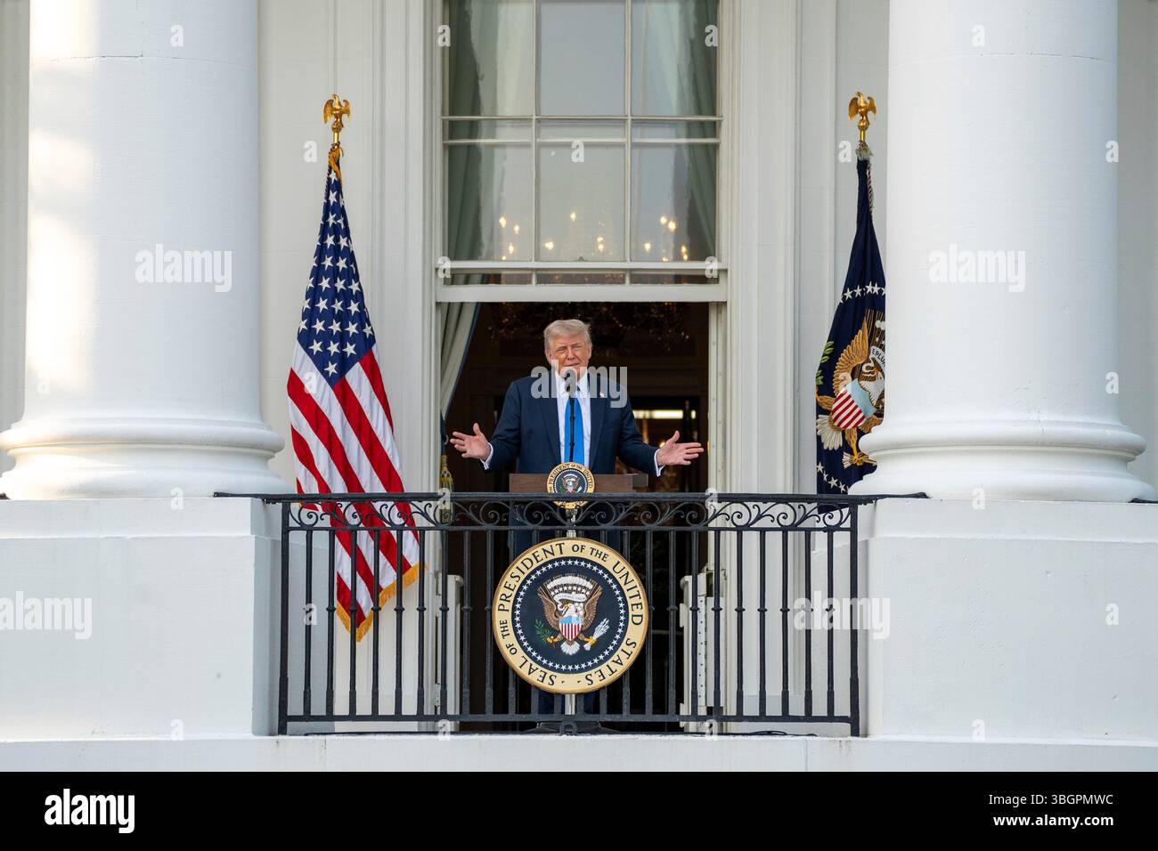 Washington, Vereinigte Staaten Von Amerika. Juni 2025. Washington, Vereinigte Staaten von Amerika. Juni 2025. US-Präsident Donald Trump hält während der Sommersoiree-Veranstaltung auf dem Südrasen des Weißen Hauses am 4. Juni 2025 in Washington, DC, Reden vom Balkon Truman. Credit: Gabriel Kotico/White House Photo/Alamy Live News Stockfoto