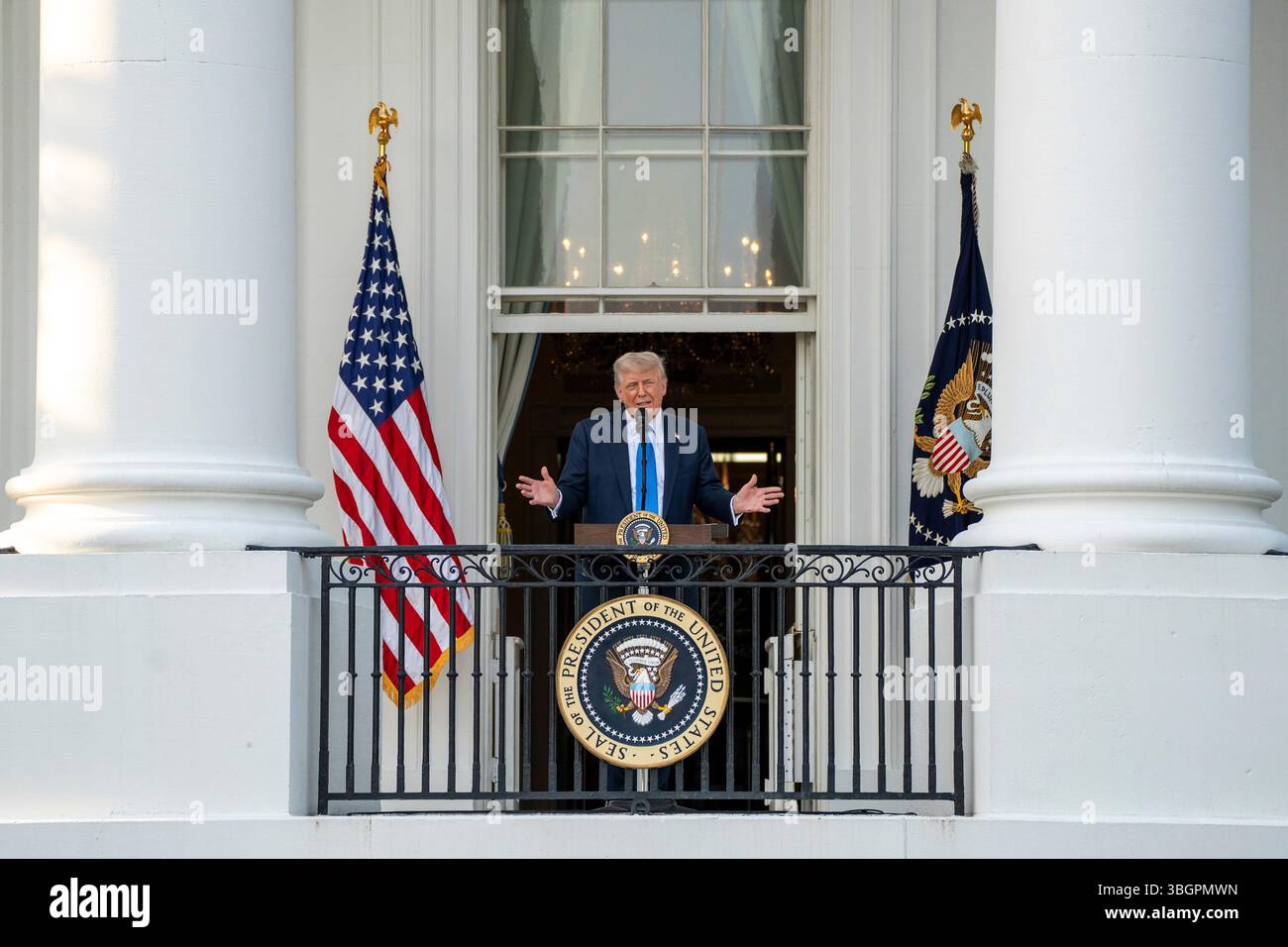 Washington, Vereinigte Staaten Von Amerika. Juni 2025. Washington, Vereinigte Staaten von Amerika. Juni 2025. US-Präsident Donald Trump hält während der Sommersoiree-Veranstaltung auf dem Südrasen des Weißen Hauses am 4. Juni 2025 in Washington, DC, Reden vom Balkon Truman. Credit: Gabriel Kotico/White House Photo/Alamy Live News Stockfoto