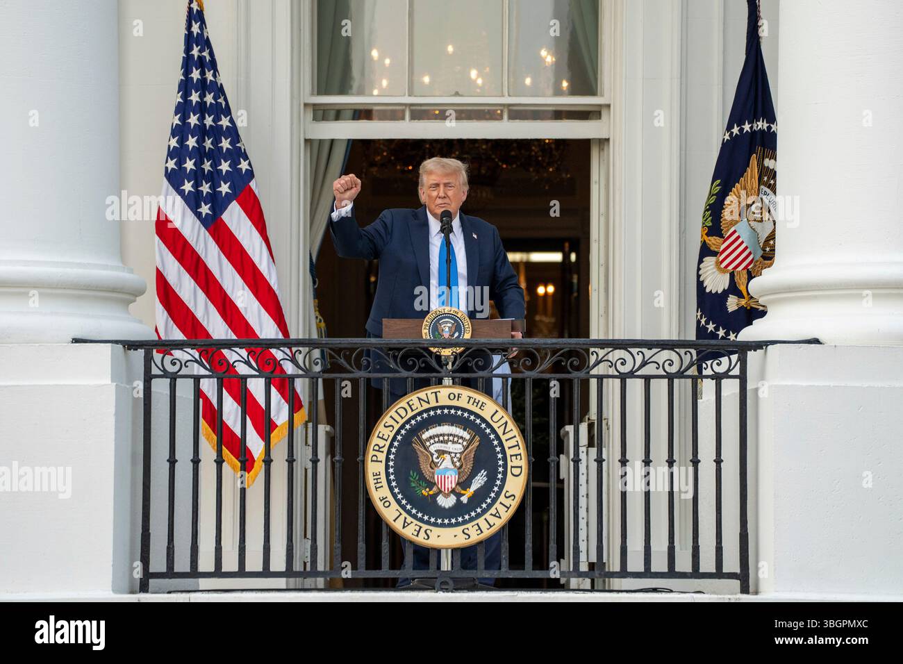 Washington, Vereinigte Staaten Von Amerika. Juni 2025. Washington, Vereinigte Staaten von Amerika. Juni 2025. US-Präsident Donald Trump hält während der Sommersoiree-Veranstaltung auf dem Südrasen des Weißen Hauses am 4. Juni 2025 in Washington, DC, Reden vom Balkon Truman. Credit: Gabriel Kotico/White House Photo/Alamy Live News Stockfoto