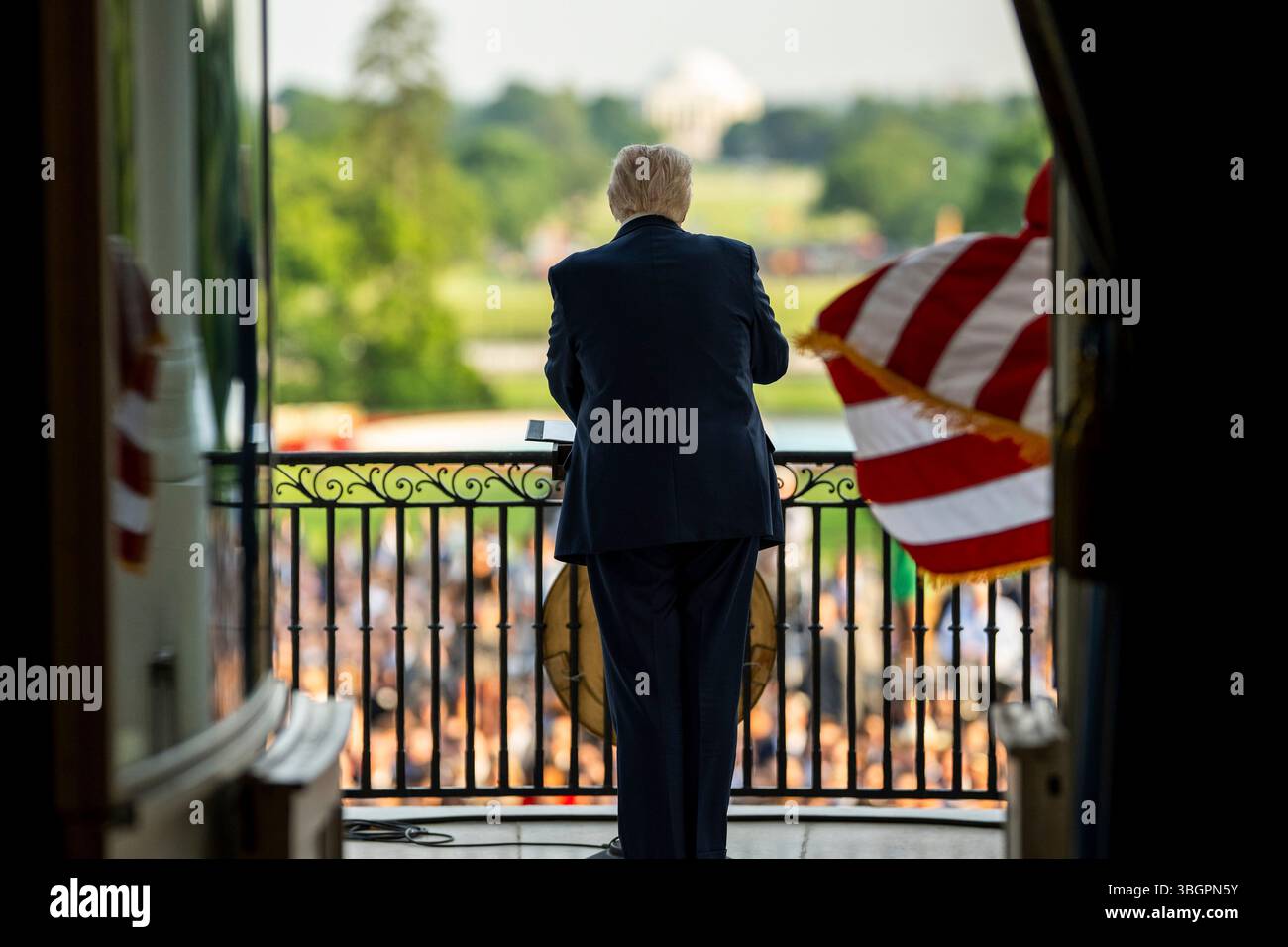Washington, Vereinigte Staaten Von Amerika. Juni 2025. Washington, Vereinigte Staaten von Amerika. Juni 2025. US-Präsident Donald Trump, hält während der Sommersoiree-Veranstaltung auf dem Südrasen des Weißen Hauses, 4. Juni 2025 in Washington, DC, Rede vom Truman-Balkon. Credit: Daniel Torok/White House Photo/Alamy Live News Stockfoto