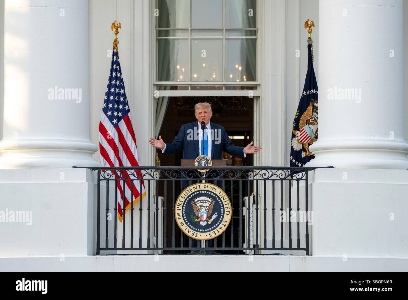 Washington, Vereinigte Staaten Von Amerika. Juni 2025. Washington, Vereinigte Staaten von Amerika. Juni 2025. US-Präsident Donald Trump hält während der Sommersoiree-Veranstaltung auf dem Südrasen des Weißen Hauses am 4. Juni 2025 in Washington, DC, Reden vom Balkon Truman. Credit: Gabriel Kotico/White House Photo/Alamy Live News Stockfoto