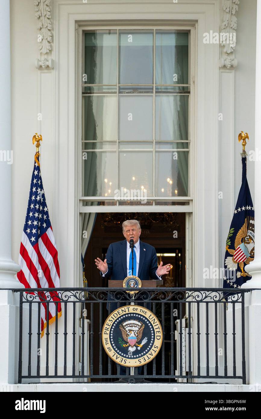 Washington, Vereinigte Staaten Von Amerika. Juni 2025. Washington, Vereinigte Staaten von Amerika. Juni 2025. US-Präsident Donald Trump hält während der Sommersoiree-Veranstaltung auf dem Südrasen des Weißen Hauses am 4. Juni 2025 in Washington, DC, Reden vom Balkon Truman. Credit: Gabriel Kotico/White House Photo/Alamy Live News Stockfoto