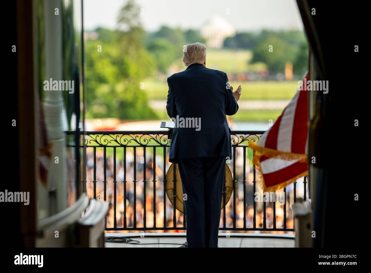 Washington, Vereinigte Staaten Von Amerika. Juni 2025. Washington, Vereinigte Staaten von Amerika. Juni 2025. US-Präsident Donald Trump, hält während der Sommersoiree-Veranstaltung auf dem Südrasen des Weißen Hauses, 4. Juni 2025 in Washington, DC, Rede vom Truman-Balkon. Credit: Daniel Torok/White House Photo/Alamy Live News Stockfoto