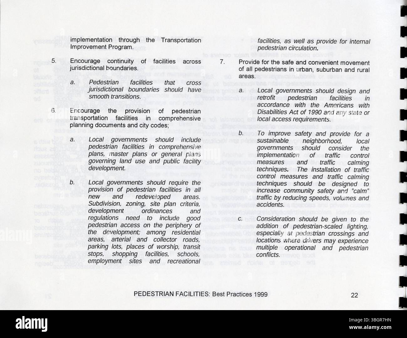 Der Leitfaden „Fußgängereinrichtungen: Best Practices“ aus dem Jahr 1999 enthält eine Sammlung effektiver Strategien zur Entwicklung und Verbesserung von Fußgängerprogrammen. Der Leitfaden enthält Erkenntnisse, die von Gemeinden im ganzen Land bei der Behebung von Infrastrukturfehlern gesammelt wurden. Stockfoto