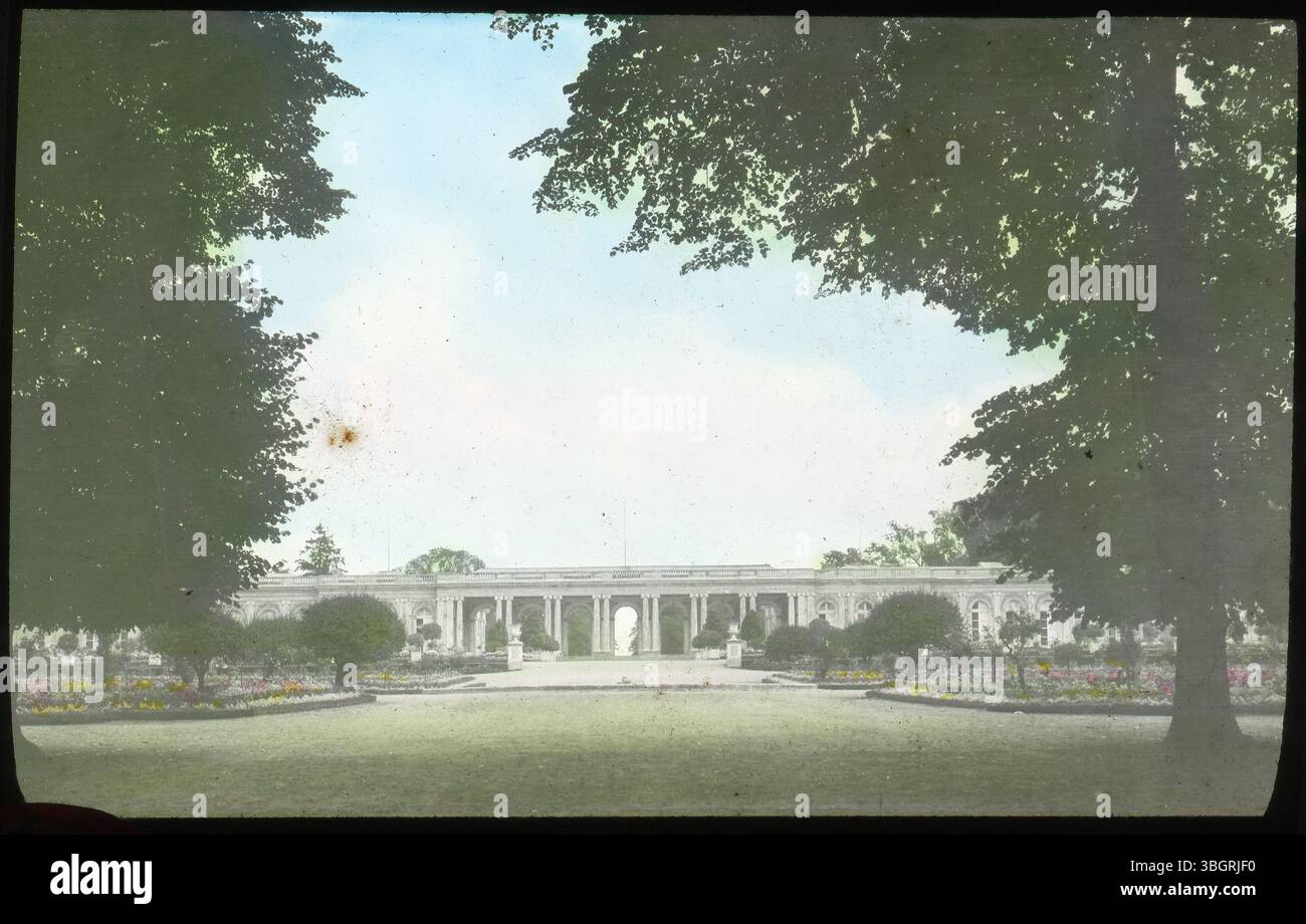 Das Grand Trianon ist ein Säulenpalast in den Gärten des Schlosses von Versailles. Das Foto von 1913 zeigt die Fassade durch die Bäume. Der Palast wurde mit König Ludwig XIV. Und Madame de Maintenon in Verbindung gebracht. Die Familie Arras besuchte Versailles während ihrer Europatour 1913. Stockfoto