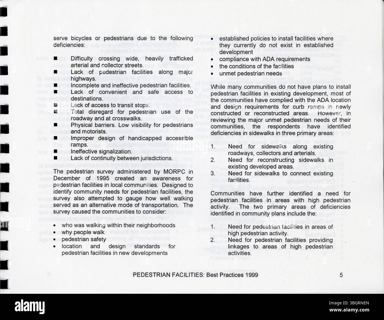 Der 1999 Leitfaden für Fußgängereinrichtungen: Best Practices gibt lokalen Gemeinschaften Empfehlungen für die Entwicklung oder Verbesserung von Fußgängerprogrammen, die auf erfolgreichen Praktiken aus dem ganzen Land basieren, um allgemeine Infrastrukturdefizite zu beheben. Stockfoto