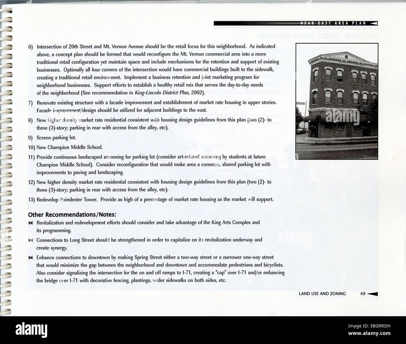 Der Near East Area Plan von 2005 enthält Ziele für die Wiederbelebung der Near East Side von Columbus, wobei der Schwerpunkt auf der Erhaltung und Sanierung der Geschichte liegt. Das Gebiet, zu dem auch das Viertel Bronzeville gehört, hat erhebliche demografische und wirtschaftliche Veränderungen erlebt. In dem Plan wird betont, wie wichtig es ist, sein kulturelles Erbe zu bewahren und gleichzeitig das Wachstum in seinen Geschäftsbereichen zu fördern. Stockfoto Der Near East Area Plan von 2005 enthält Ziele für die Wiederbelebung der Near East Side von Columbus, wobei der Schwerpunkt auf der Erhaltung und Sanierung der Geschichte liegt. Das Gebiet, zu dem auch das Viertel Bronzeville gehört, hat erhebliche demografische und wirtschaftliche Veränderungen erlebt. In dem Plan wird betont, wie wichtig es ist, sein kulturelles Erbe zu bewahren und gleichzeitig das Wachstum in seinen Geschäftsbereichen zu fördern. Stockfoto
