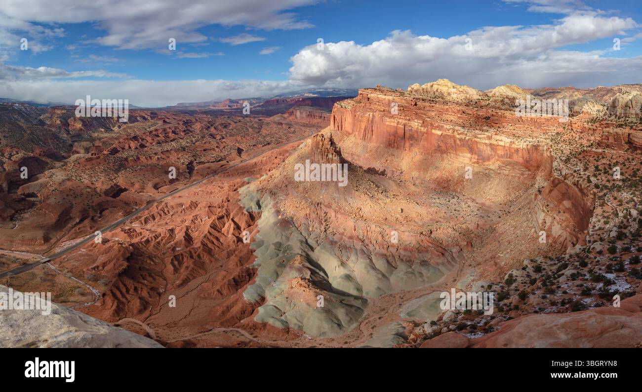 Dies ist ein landschaftlich reizvolles Winterpanorama des Capitol Reef National Park, der das Schloss, die Navajo Knobs und das wunderschöne Canyon Country darunter umfasst. Stockfoto