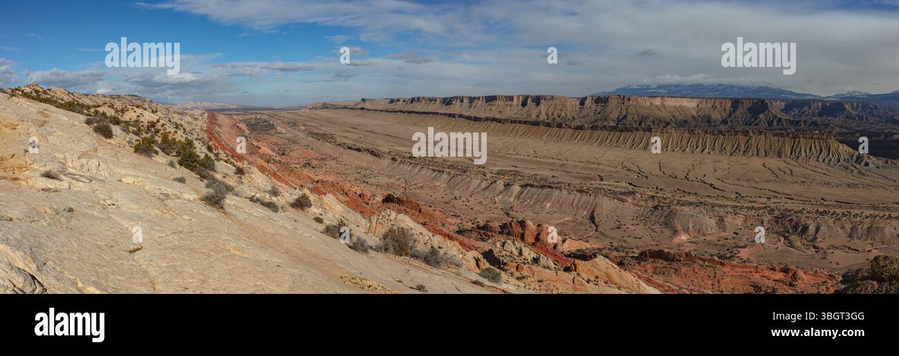 Dies ist ein Panorama auf das wunderschöne Strike Valley und die farbenfrohen, geneigten Schichten der Waterpocket Fold im Capitol Reef National Park, Utah. Stockfoto