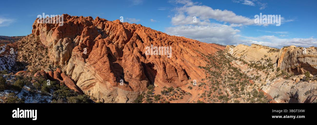 Die farbenfrohen, geneigten Schichten der Waterpocket Fold im Capitol Reef National Park, die während einer Winterwanderung von Upper Muley Twist aufgenommen wurden. Stockfoto
