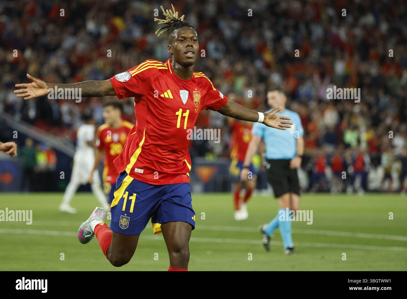 Nico Williams aus Spanien feiert sein Tor beim Halbfinalspiel der UEFA Nations League zwischen Spanien und Frankreich am 5. Juni 2025 in der MHPArena im Neckarstadion in Stuttgart Stockfoto