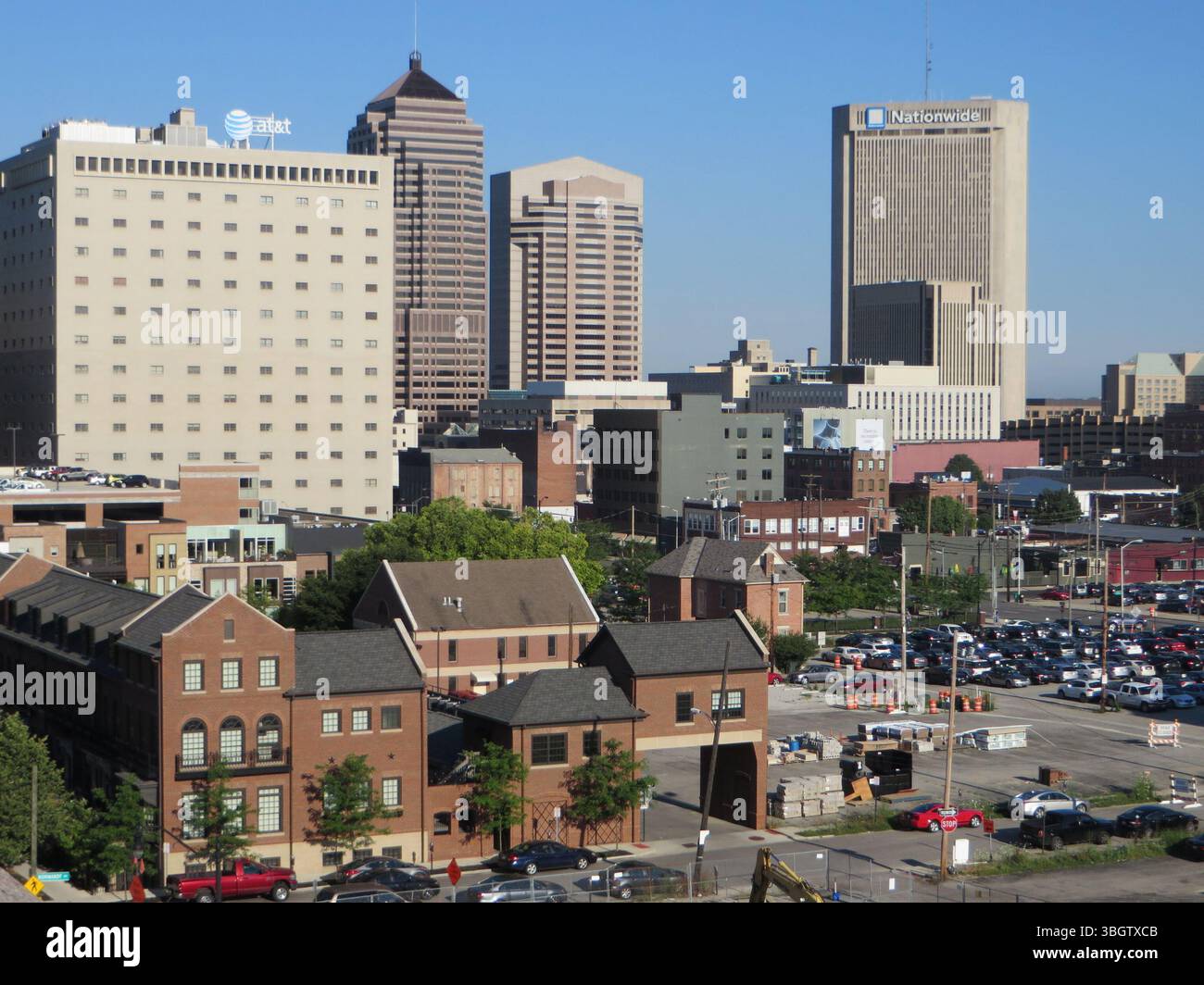 2014 Luftaufnahmen über der East Gay Street in Columbus, Ohio, umfassen eine westliche Sicht auf das Continental Centre, das Ohio Bell Building und das Nachbarschaftsgebäude. Die Büros in der 306 East Gay Street und die Apartments in der Normandie in der East Long Street zeigen die Nordsicht. Blick auf Markt und Kunstskulpturen im Preis inbegriffen. Stockfoto