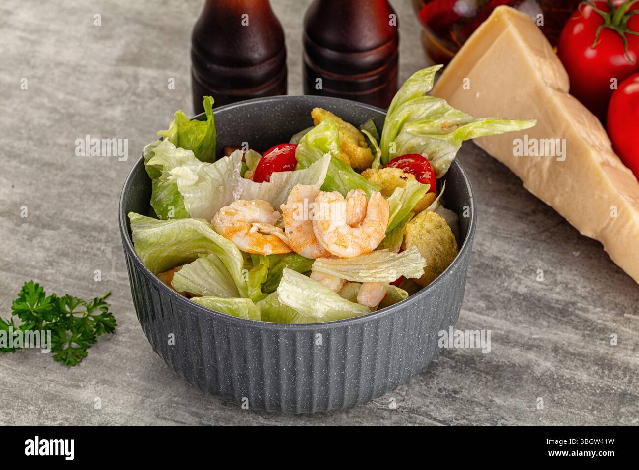 Leckerer caesar-Salat mit Garnelen und Eisberg Stockfoto