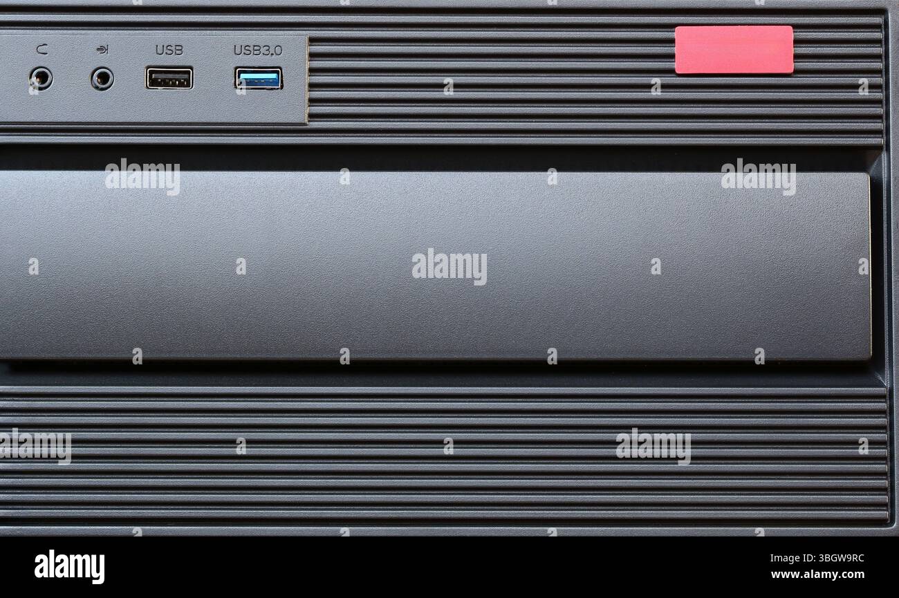 Schlankes, modernes Computergehäuse mit USB-Anschlüssen und minimalistischem Design. Ideal für Technikbegeisterte und Hobbyisten. Stockfoto