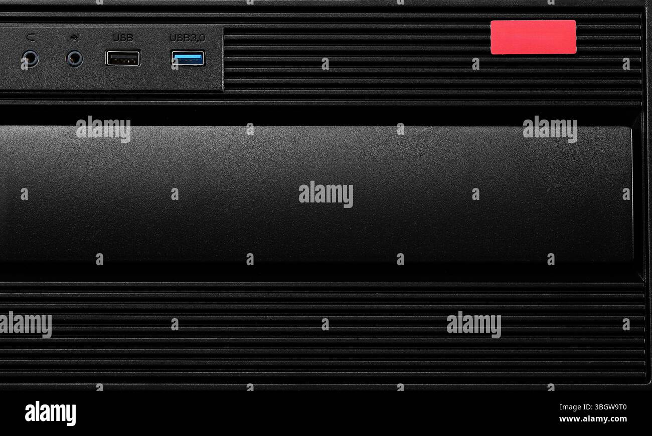 Schlankes, modernes Computergehäuse mit USB-Anschlüssen und minimalistischem Design. Ideal für Technikbegeisterte, Hobbyisten und Profis, die ein elegantes H Stockfoto