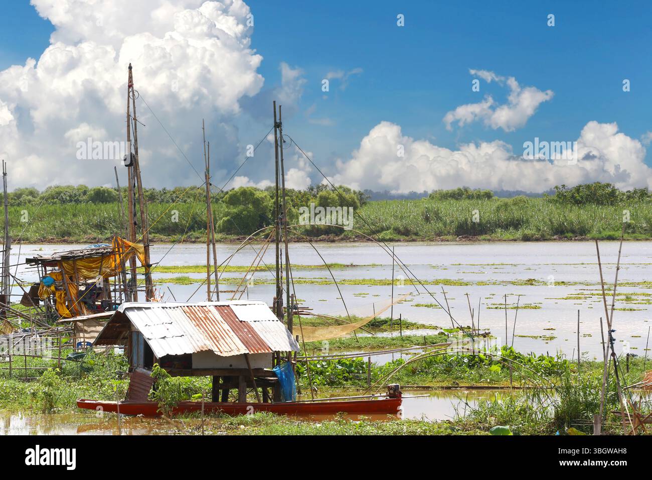 Lokale Fischerhütten und Netze für den Fischfang in Nong Han, Provinz Udon Thani, Thailand. Stockfoto