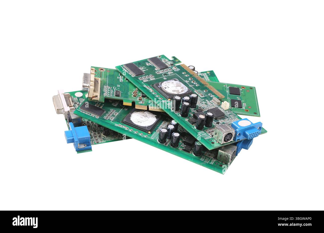 Elektronische Leiterplatten stapeln sich isoliert auf weißem Hintergrund und haben Schnittpfade. Präsentation verschiedener Komponenten Stockfoto