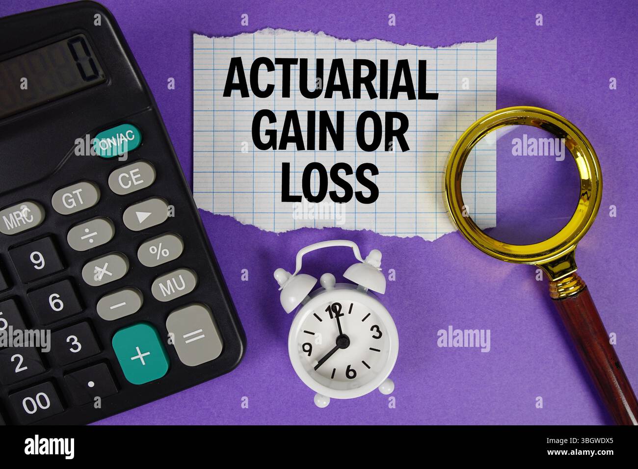 Aktuarieller Verstärkungs- oder Verlusttext mit Wecker, Lupe-anc-Rechner auf violettem Hintergrund Stockfoto