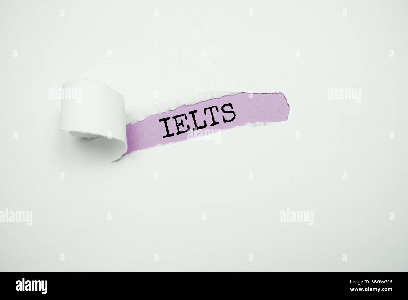 IELTS-Textnachricht auf violettem Hintergrund Stockfoto