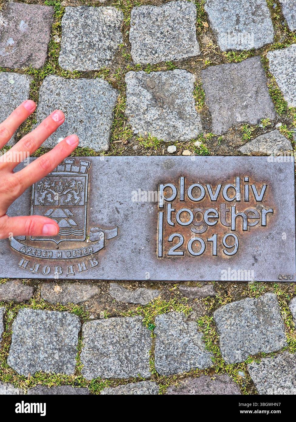 Gedenktafel "Plovdiv zusammen 2019" auf dem Kopfsteinpflaster in Plovdiv Stockfoto