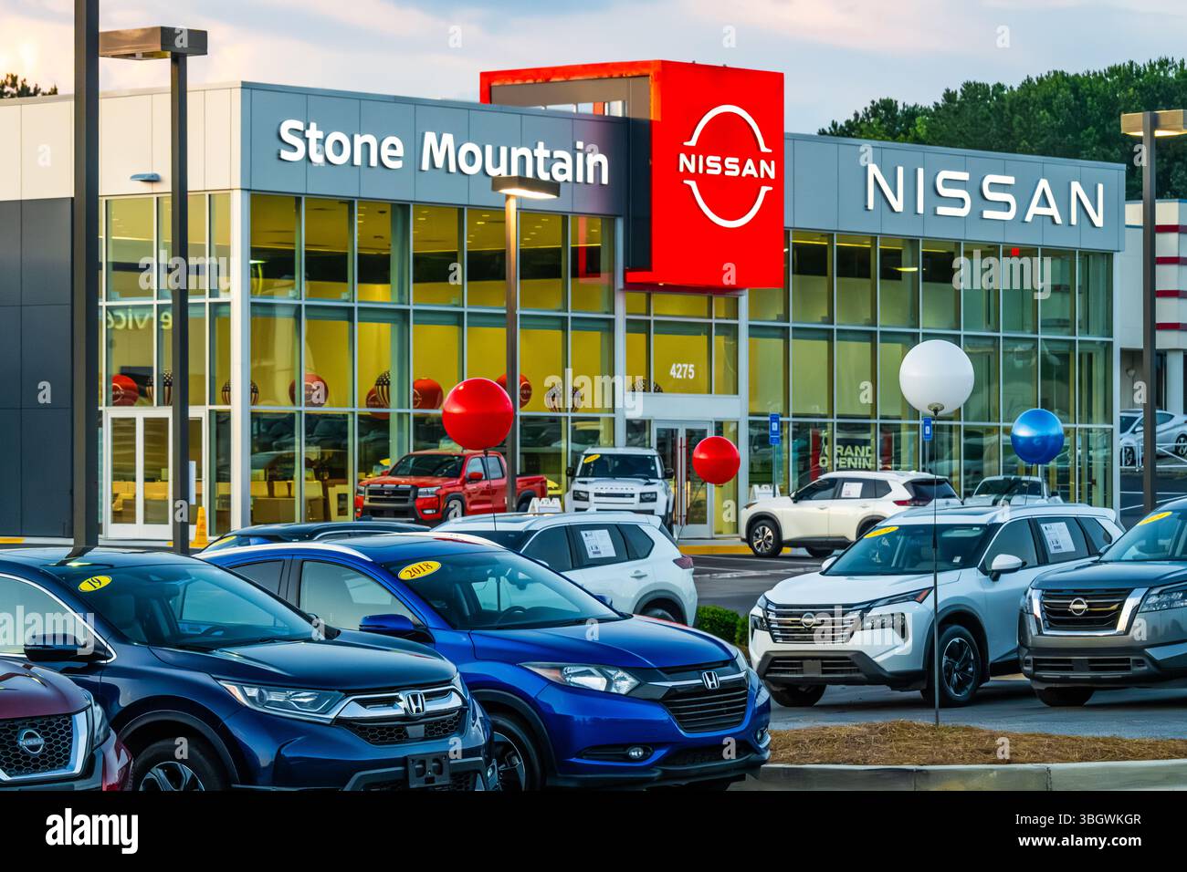 Stone Mountain Nissan Autohändler bei Sonnenuntergang in Lilburn, Georgia, östlich von Atlanta. (USA) Stockfoto