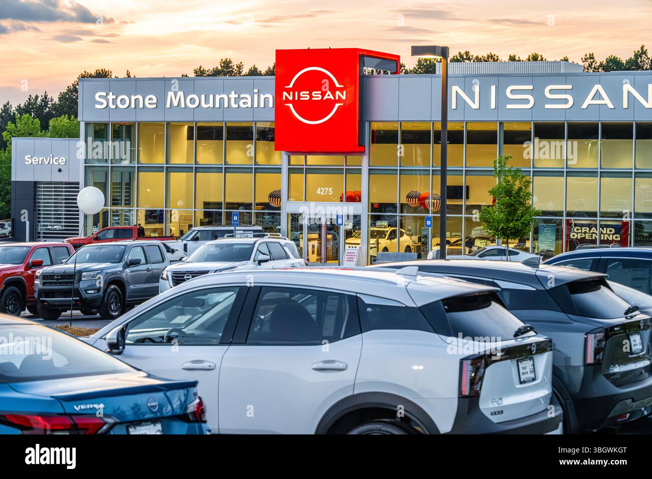Stone Mountain Nissan Autohändler bei Sonnenuntergang in Lilburn, Georgia, östlich von Atlanta. (USA) Stockfoto