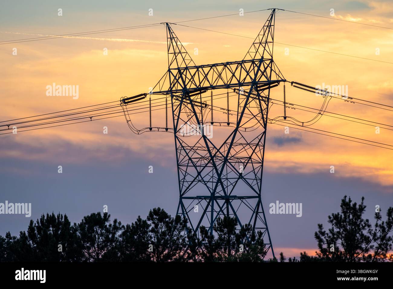 Elektrischer Sendeturm in Metro Atlanta, Georgia, bei Sonnenuntergang. (USA) Stockfoto