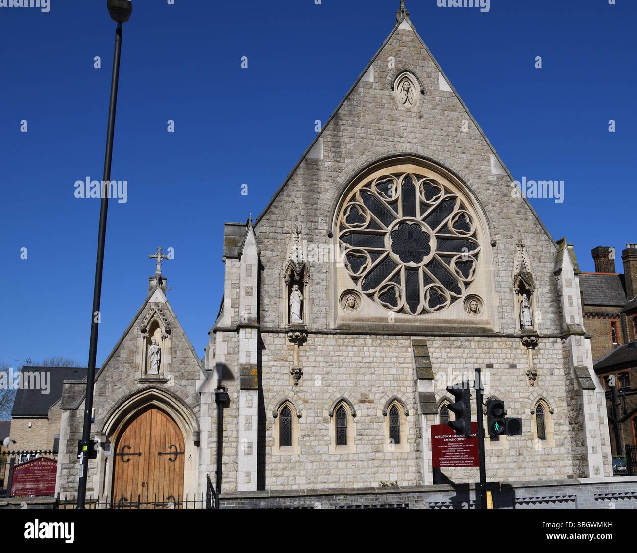 Die Kirche unserer Lieben Frau und Katharina von Siena ist eine römisch-katholische Kirche, die der Jungfrau Maria und Katharina von Siena an der Bow Road 179 gewidmet ist. Stockfoto