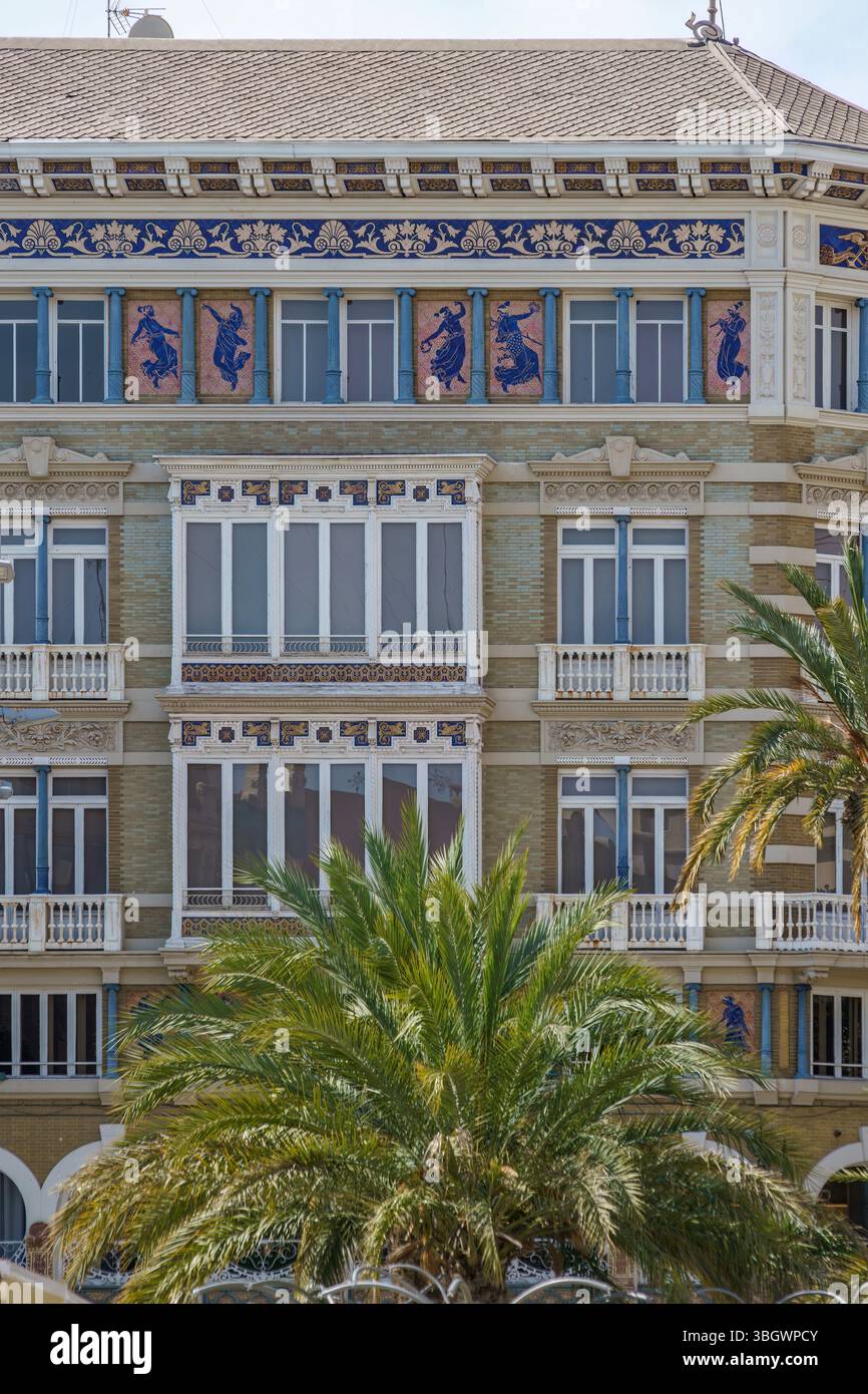 Historische Gebäudefassade mit verzierten Details in Valencia Spanien. Traditionelle Spanische Architektur, Dekorative Fliesen, Balkone, Wohngebäude Stockfoto