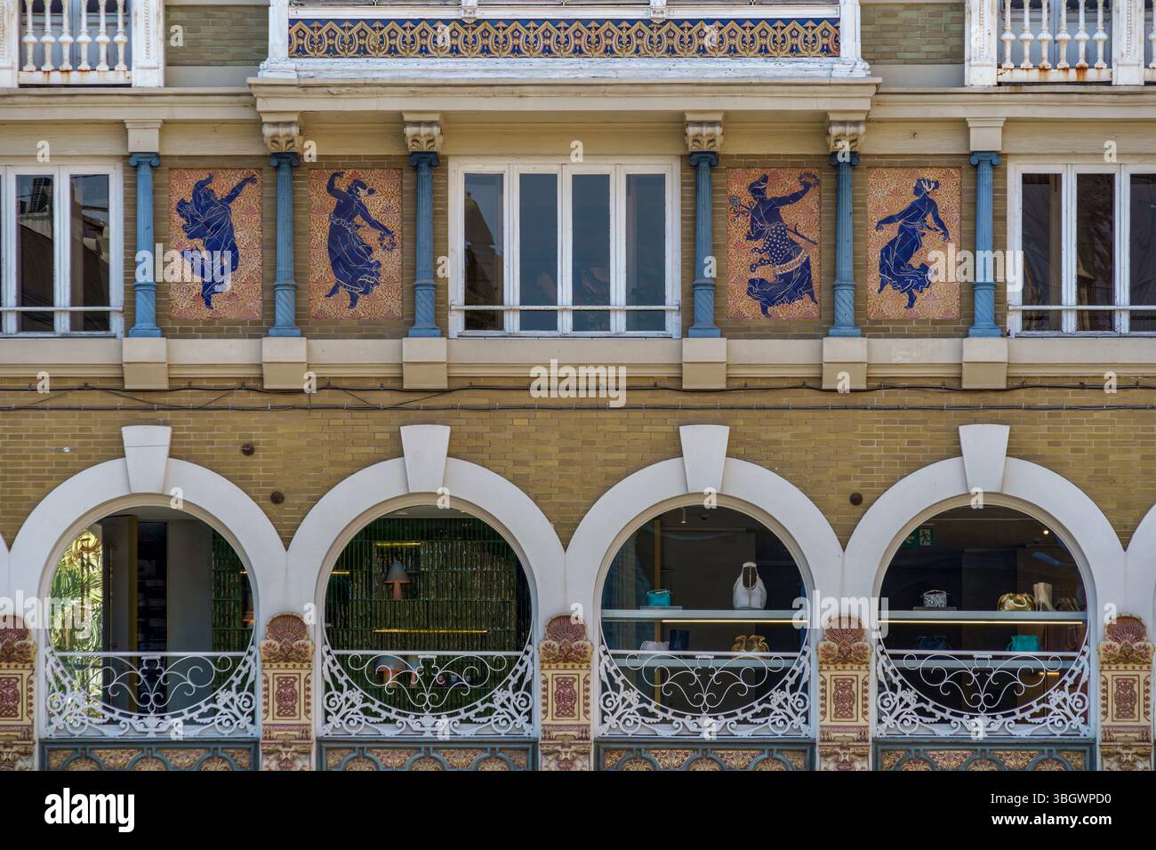 Verzierte historische Gebäudefassade in Valencia, Spanien, mit traditioneller spanischer Architektur mit dekorativen Fliesen und komplizierten Details. Stockfoto