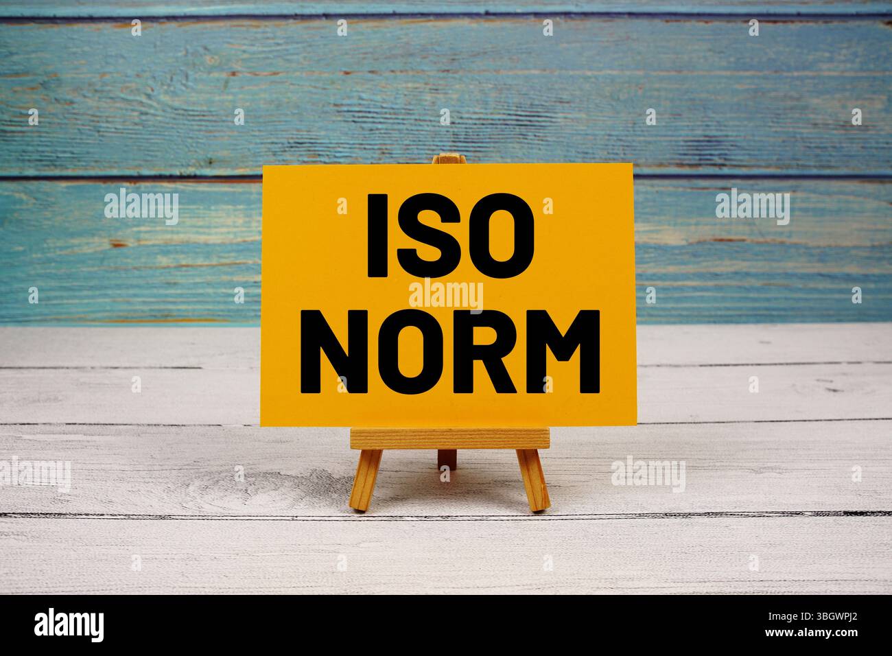 ISO-NORMTEXT auf Papierkarte auf hölzernem Hintergrund geschrieben Stockfoto