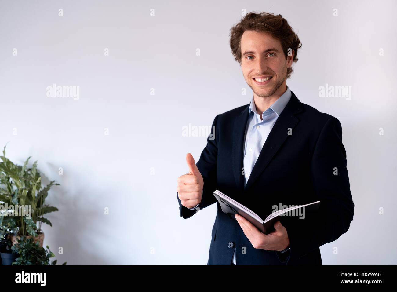 Begeisterte Führungskraft, die Engagement und Freude am Beginn eines neuen Projekts demonstriert Stockfoto