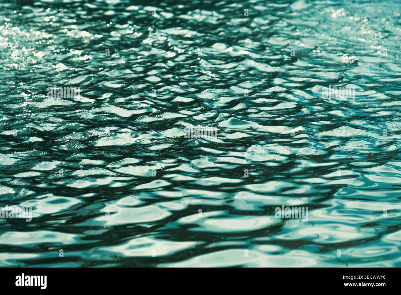 Wasseroberfläche des Sees, Wellenmuster als natürlicher Hintergrund, selektiver Fokus Stockfoto
