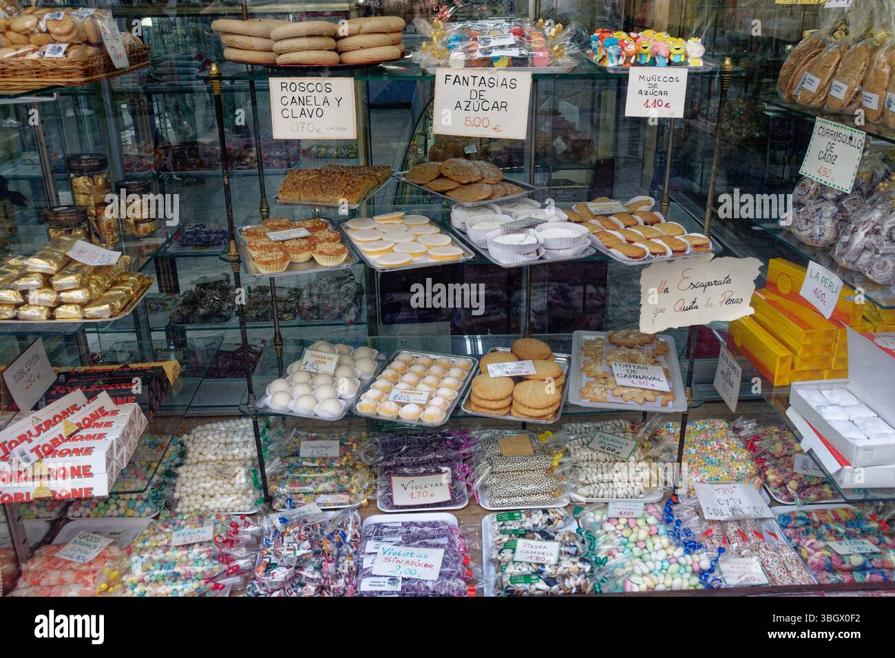 Cadiz – Ein Fenster in der Bäckerei voller wunderbarer Backwaren und Süßigkeiten Stockfoto