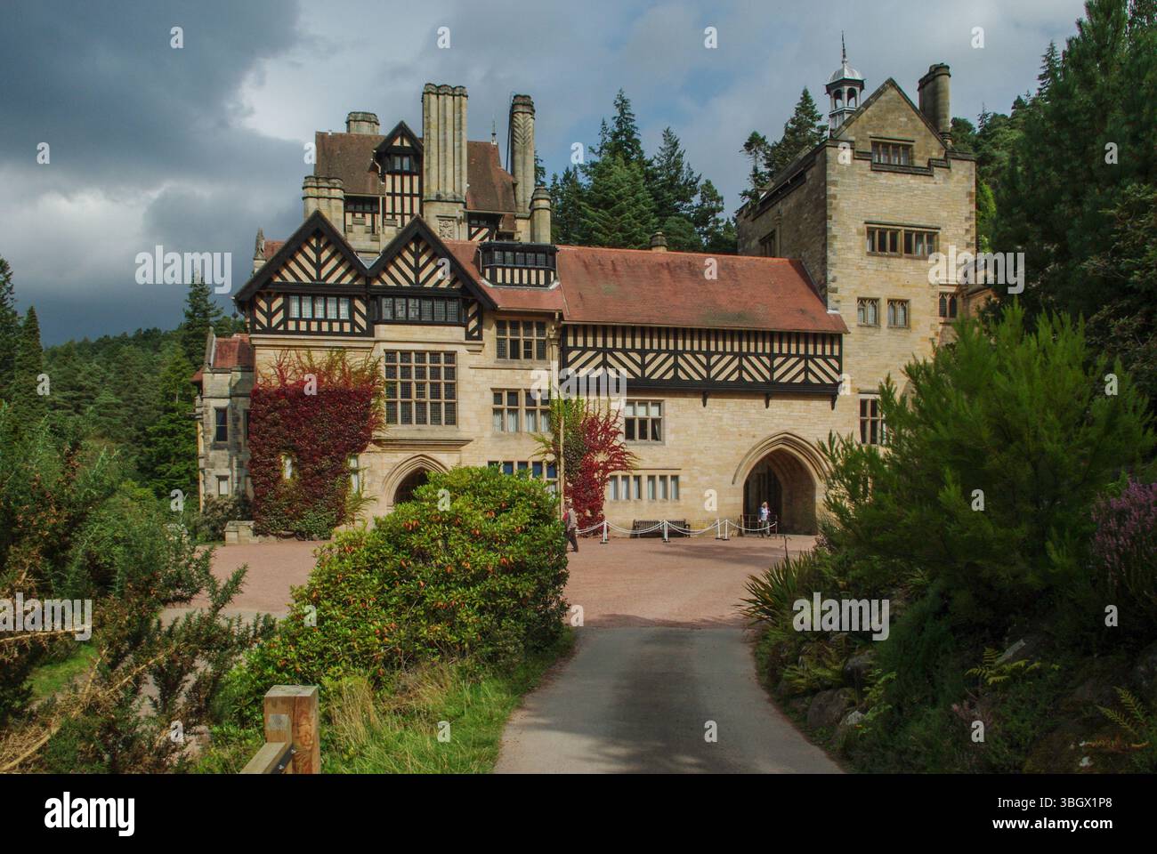 Cragside, ein viktorianisches Landhaus im Tudor Revival, das für den Industriellen William Armstrong in Rothbury, Northumberland, Großbritannien, gebaut wurde Stockfoto