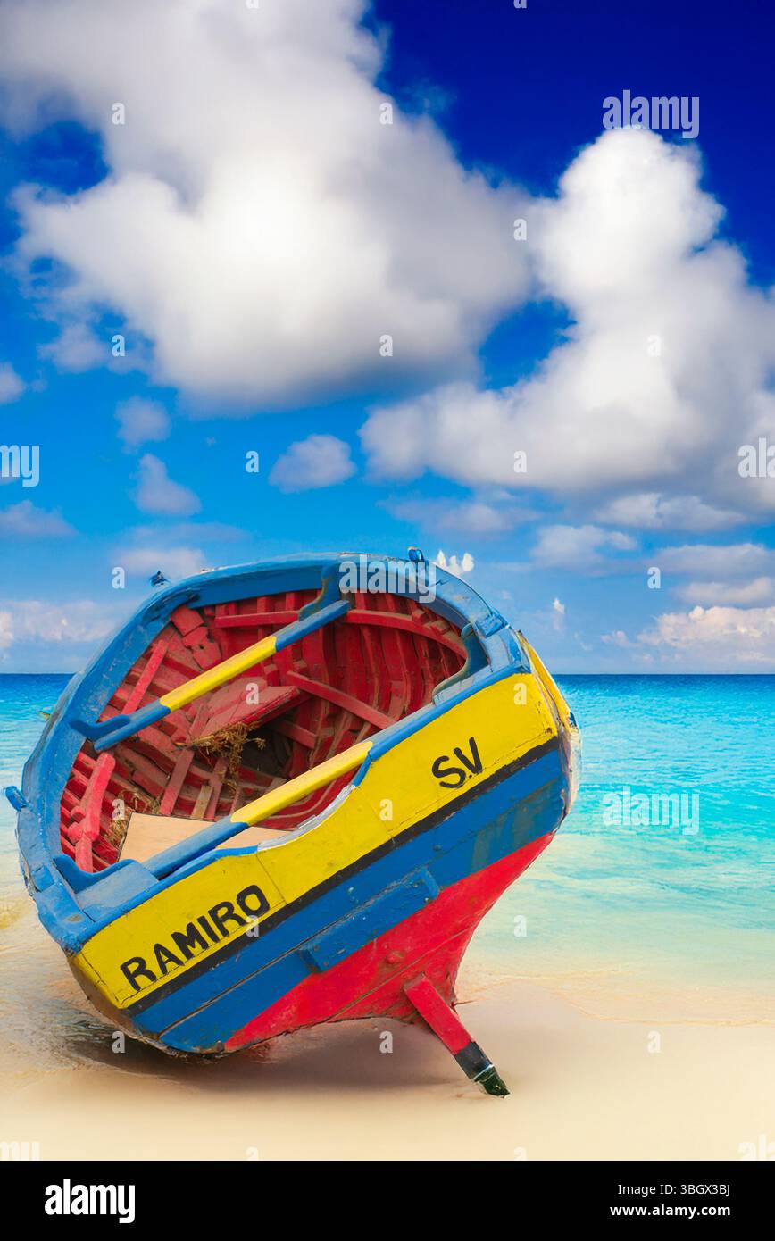 Boot am Strand von Kap Verde Stockfoto